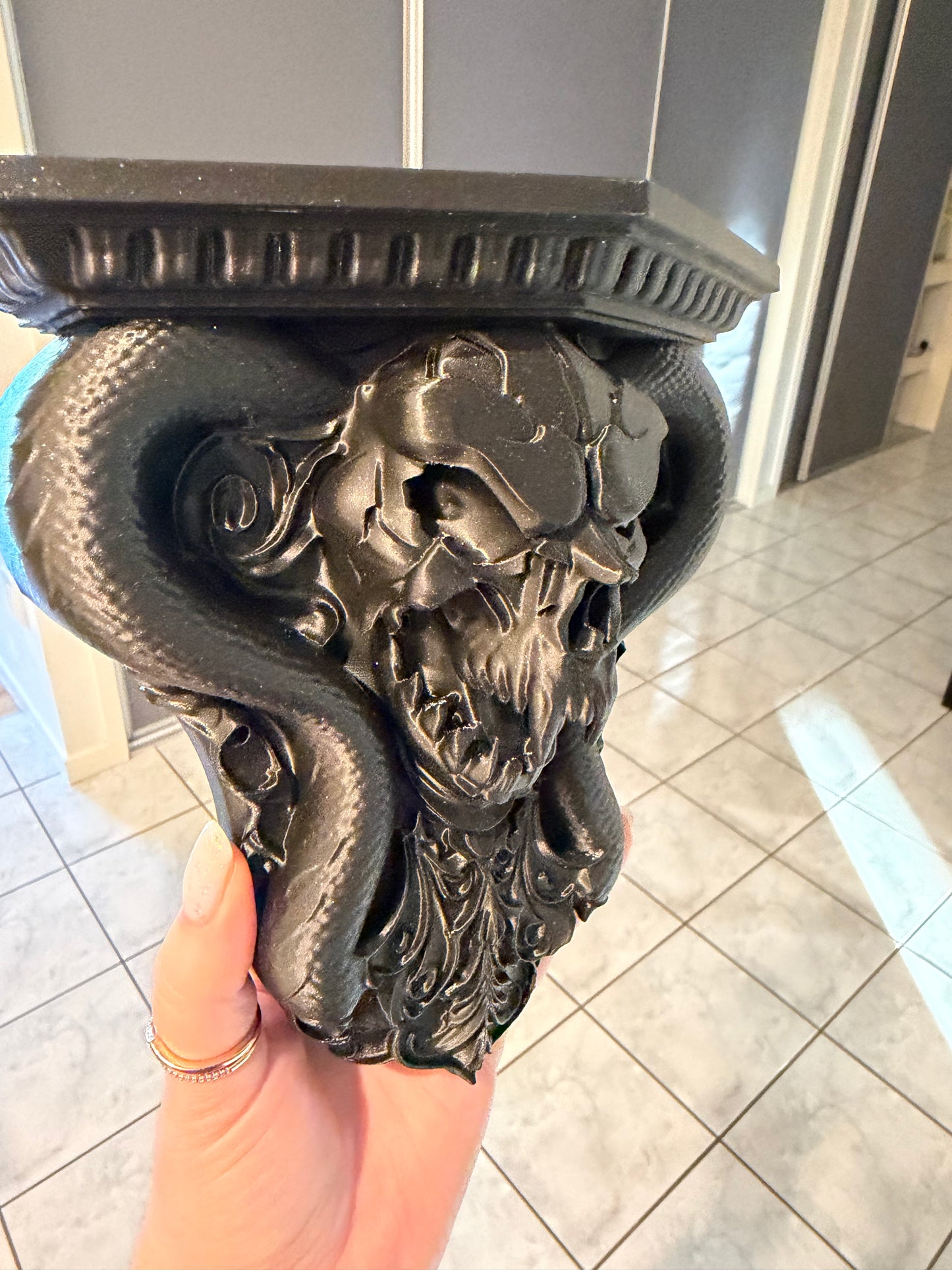 Cobra Corbel Wall Shelf - Black glitter